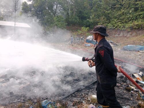Api Hanguskan Gudang Barang Bekas di Sijunjung, Asap Hitam Pekat Membubung Tinggi