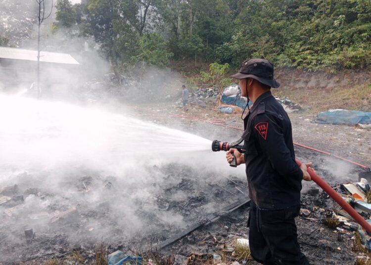 Kebakaran melanda sebuah gudang penampungan barang bekas di kawasan Botuak, Kilometer 7, dekat Simpang Lubuk Tarok, Kabupaten Sijunjung, pada Senin (24/8/2026) siang.
