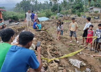 Petugas gabungan mengevakuasi kerangka manusia yang ditemukan di kawasan Subarang Aia, Nagari Salareh Aia Timur, Kecamatan Palembayan, Kabupaten Agam, Selasa (25/8/2026).