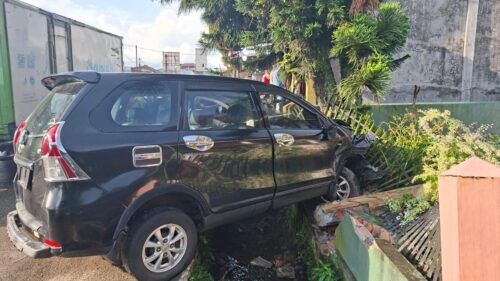 Avanza Hilang Kendali di Padang Pariaman, Tabrak 2 Mobil dan Pagar Rumah