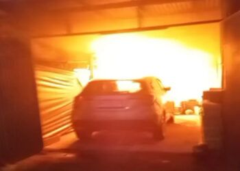Petugas pemadam kebakaran melakukan penanganan kebakaran yang menghanguskan satu mobil Honda HR-V dan dua sepeda motor di Asrama Polri Pulai, Bukittinggi, Selasa (25/8/2026) malam.