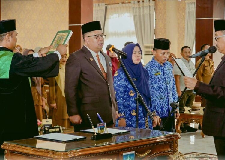 Bupati Solok Selatan Khairunas melantik kembali Syamsurizaldi sebagai Sekda Solok Selatan untuk periode lima tahun di Aula Sarantau Sasurambi, Senin (24/8/2026).