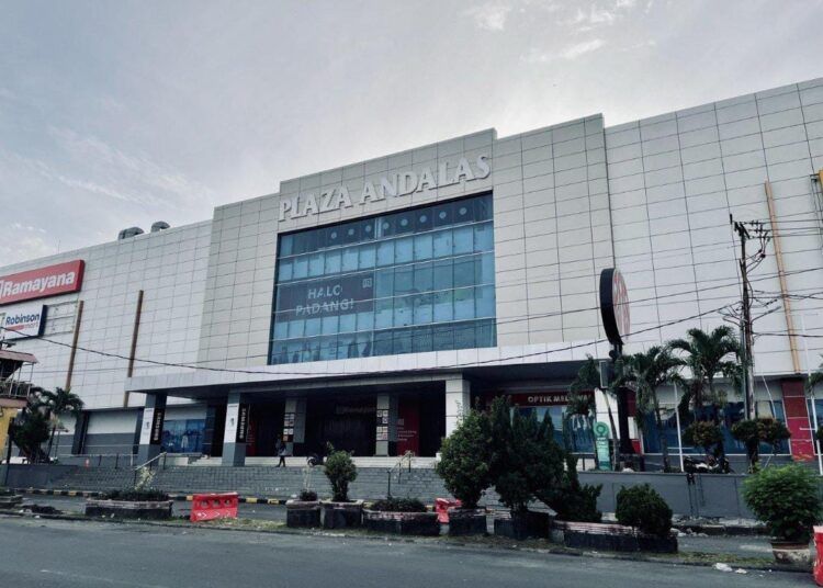 Ramayana Plaza Andalas Padang di Jl. Diponegoro, Belakang Tangsi, Olo, Kecamatan Padang Barat, Kota Padang,