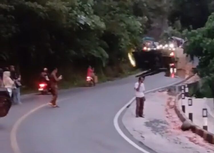 Truk pengangkut CPO terguling di Tanjakan Sibingkeh, Kecamatan Koto XI Tarusan, Pesisir Selatan, Selasa (26/8/2026) malam.