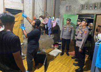 Polisi melakukan olah tempat kejadian perkara di rumah pemuda yang gantung diri di Kampung Batu Busuk, Kelurahan Lambung Bukit, Kecamatan Pauh, Kota Padang, Sumatera Barat, pada Selasa (25/8/2026) malam. Foto: Polresta Padang