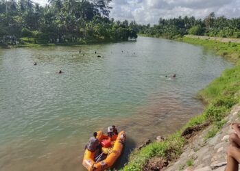 Tim SAR gabungan melakukan pencarian terhadap korban yang terseret arus di Sungai Batang Nareh, Korong Lembak Pasang, Nagari Pilubang, Kecamatan Sungai Limau, Kabupaten Padang Pariaman, Kamis (27/8/2026).