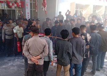 Massa Gerakan Masyarakat Muda Sumbar Menggugat (GMMSM) menggelar aksi di depan Kantor Dinas Pendidikan Sumatera Barat, Kamis (27/8/2026). Foto: Ist