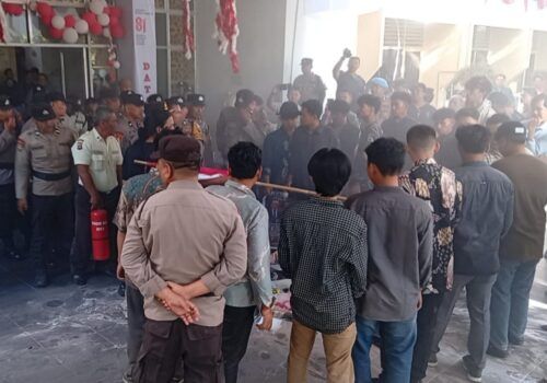 Massa Geruduk Disdik Sumbar, Soroti Dugaan Pungutan di Sekolah dan Desak Kepala Dinas Dicopot