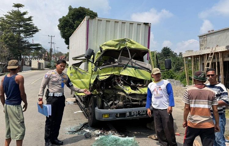 Sebuah truk boks rusak berat setelah menabrak truk bak besi di Jalan Padang—Solok, tepatnya di Jorong Pasar Usang, Nagari Koto Gadang Guguak, Kecamatan Gunung Talang, Kabupaten Solok, pada Jumat (28/8/2026) sekitar pukul 10.30 WIB. Foto: Polres Solok