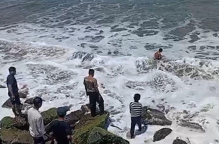 Seorang pemuda melompat ke laut di Pantai Luhung, Nagari Pasar Baru, Kecamatan Bayang, Pesisir Selatan, Sumatera Barat, pada Jumat (28/8/2026) sekitar pukul 11.00 WIB.