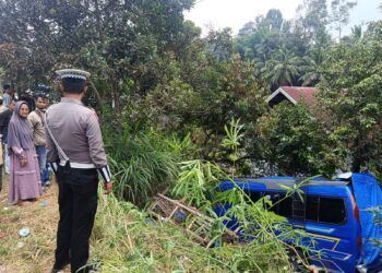 Sebuah Microbus Terperosok ke Pekarangan Warga di Tanah Datar, Begini Kondisi Sopir