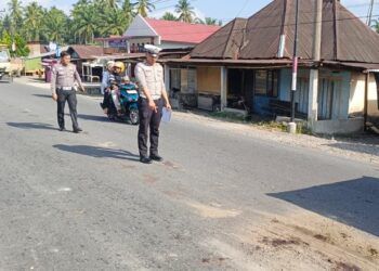 Polisi melakukan olah tempat kejadian perkara di tempat kecelakaan lalu lintas di jalan lintas umum Kinali—Simpang Empat, Jorong Sariak Selatan, Nagari Sariak, Kecamatan Luhak Nan Duo, Pasaman Barat, Sumatera Barat, pada Sabtu (29/8/2026) sore. Foto: Polres Pasaman Barat