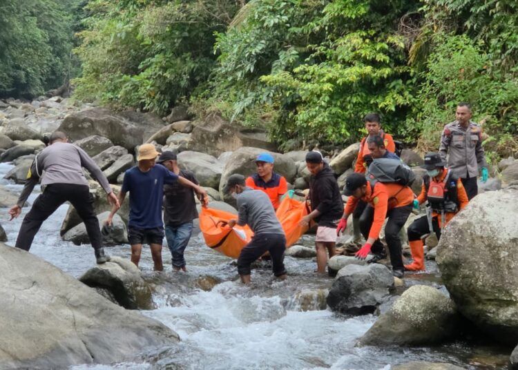 Tim gabungan mengevakuasi mayat yang ditemukan di aliran Sungai Batang Sako, kawasan Sungai Bangek, Kelurahan Balai Gadang, Kecamatan Koto Tangah, Padang, Sumatera Barat, pada Minggu (30/8/2026). Foto: Kantor SAR Padang