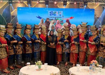 Tim Vokal Forum Komunikasi Istri Karyawan Semen Padang Juara II Lomba Paduan Suara