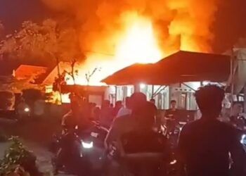 Dua rumah di Jalan Piai Nomor 5, RT 02, RW 06, Kelurahan Tanah Sirah Piai Nan XX, Kecamatan Lubuk Begalung, Kota Padang, terbakar pada Senin (31/8/2026) malam.