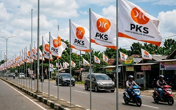 Ilustrasi bendera PKS berjejer di pinggir jalan. Ilustrasi: Gemini AI