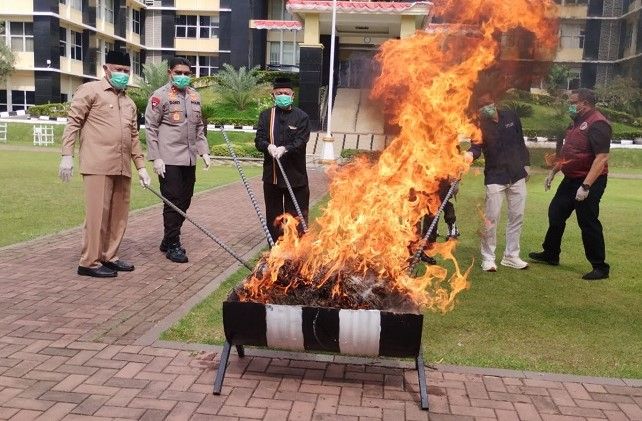 Kapolda Sumbar, Irjen Pol. Djati Wiyoto, memimpin pemusnahan narkoba di depan Markas Polda Sumbar pada Selasa (18/8/2026). Foto: Qadri Hayatul/Sumbarkita.id