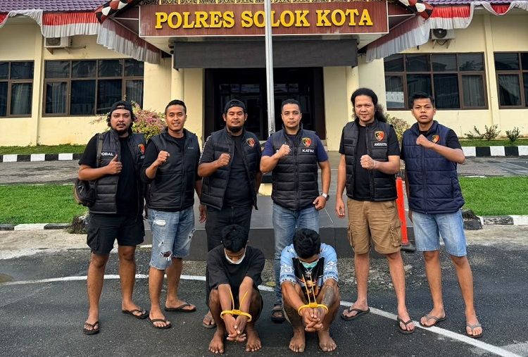 Polisi menangkap dua tersangka penganiaya di Kota Solok pada Kamis (20/8/2026) dan di Dharmasraya Jumat (21/8/2026). Foto: Polres Solok Kota