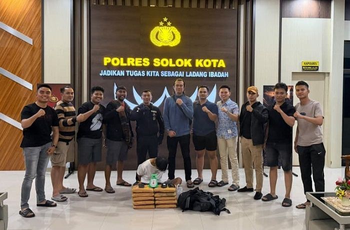 Polisi menangkap seorang pemuda di pinggir Jalan Raya Padang Panjang—Solok, Kelurahan Tanah Garam, Kecamatan Lubuk Sikarah, Kota Solok, Sumatera Barat, pada Minggu (23/8/2026) dini hari karena diduga membawa sepuluh kilogram ganja. Foto: Polres Solok Kota