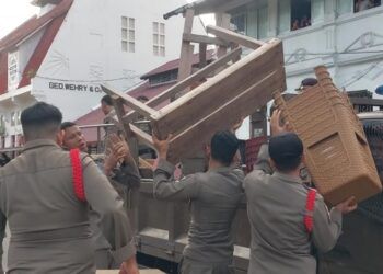 Satpol PP Padang Gusur Lapak PKL yang Jualan di Trotoar dan Badan Jalan, Peralatan Diangkut