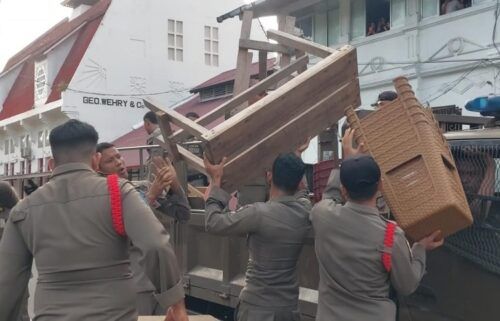Satpol PP Padang Gusur Lapak PKL yang Jualan di Trotoar dan Badan Jalan, Peralatan Diangkut
