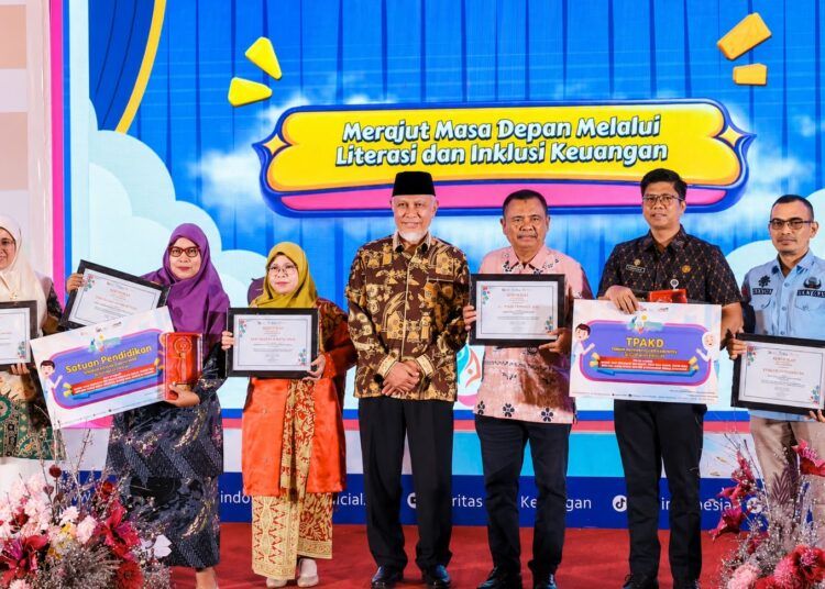 Sekretaris Daerah Kabupaten Padang Pariaman Hendra Aswara menerima penghargaan dari Gubernur Sumatera Barat Mahyeldi Ansharullah pada peringatan Hari Indonesia Menabung 2026 di Universitas PGRI Sumatera Barat, Kamis (20/8/2026).