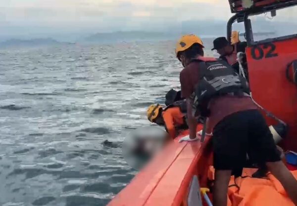 Petugas SAR menemukan jenazah Josua Perkasa (15 tahun) sekitar 8,8 nautical mile (NM) dari sungai Batang Arau, Padang, pada Minggu (16/8/2026) pagi. Foto: SAR Padang