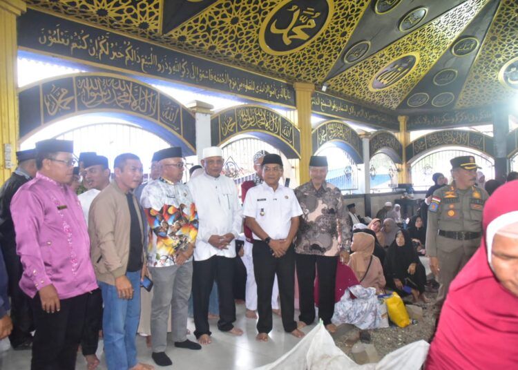 Peziarah berdoa di Kompleks Makam Syekh Burhanuddin saat pelaksanaan Basapa 2026
