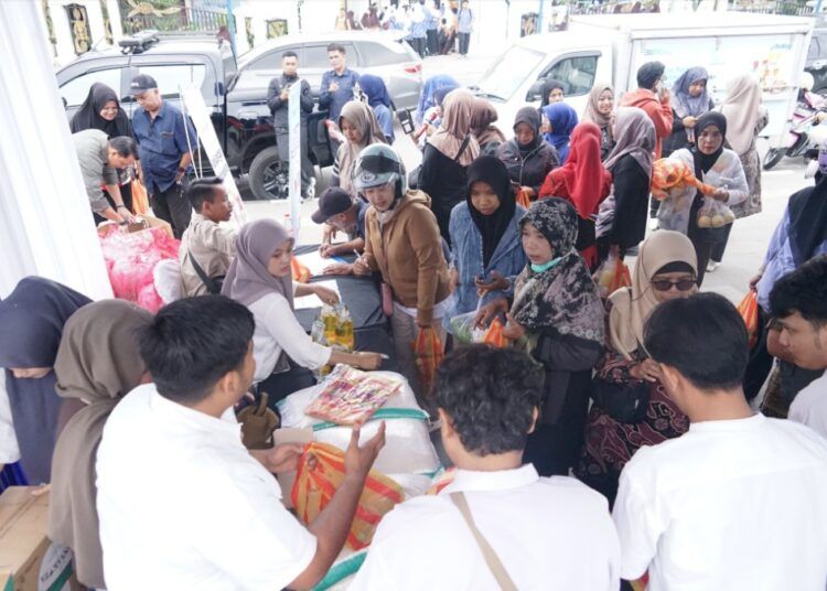 Warga memadati lokasi Gerakan Pangan Murah (GPM) di depan SMPN 1 Bukittinggi, Kamis (24/9/2026).