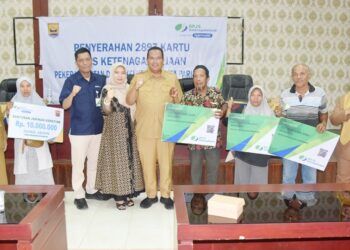 154 Pekerja Rentan di Pariaman Terima Kartu BPJS Ketenagakerjaan