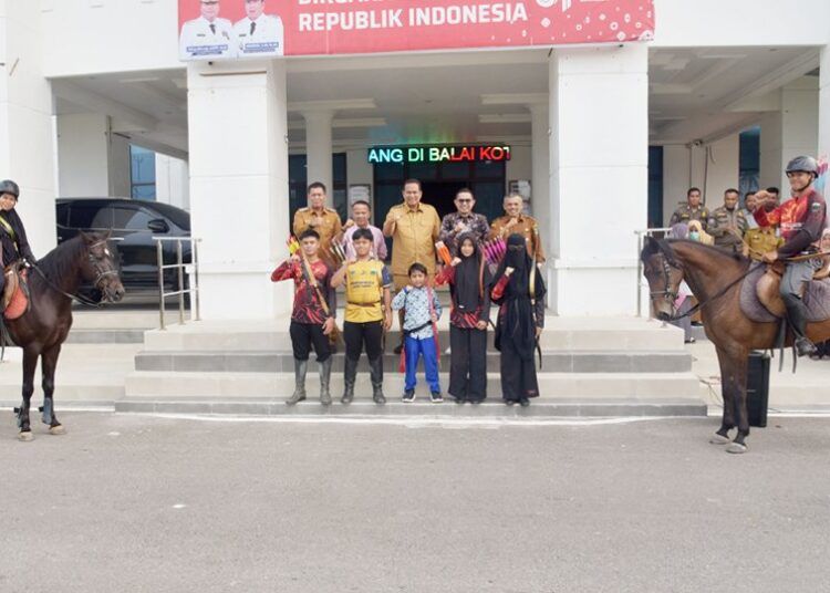 Wali Kota Pariaman Yota Balad melepas enam atlet panahan berkuda dari Komunitas Pariaman Archery Equestrian (Paraquest) yang akan berlaga pada Kejurnas Go to PON Junior 2026 di Bogor, Jawa Barat.