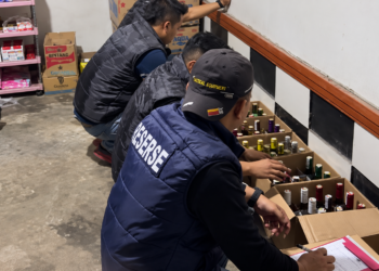Dari Rumah Warga hingga Kafe Karaoke, Polisi Sita Ratusan Botol Minuman di Solok