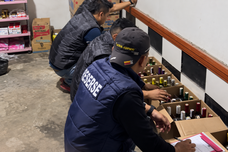 Dari Rumah Warga hingga Kafe Karaoke, Polisi Sita Ratusan Botol Minuman di Solok