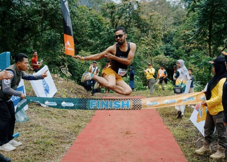 Peserta memasuki garis finish Trail Run di kawasan jalur pendakian Gunung Kerinci, Minggu (27/9/2026).