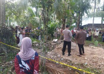 Polisi melakukan pemeriksaan di lokasi penemuan janin yang telah menjadi tulang belulang dan ditemukan dalam kuburan dangkal di kawasan pemberhentian bendi, Nagari Muaro Paneh, Kecamatan Bukit Sundi, Kabupaten Solok, Selasa (1/9/2026).