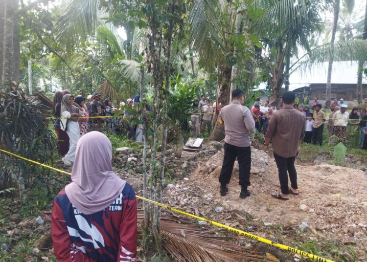 Polisi melakukan pemeriksaan di lokasi penemuan janin yang telah menjadi tulang belulang dan ditemukan dalam kuburan dangkal di kawasan pemberhentian bendi, Nagari Muaro Paneh, Kecamatan Bukit Sundi, Kabupaten Solok, Selasa (1/9/2026).