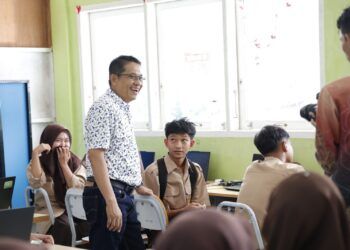 Percepat Digitalisasi Pendidikan, Wakil Ketua DPRD Sumbar Evi Yandri Salurkan Seratusan Laptop untuk Dua SMA di Padang