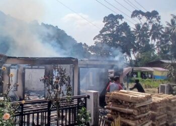 Sebuah rumah permanen yang juga difungsikan sebagai warung beserta mobil hangus terbakar di Sawah Kareh, Jorong Palupuah, Nagari Pasia Laweh, Kecamatan Palupuah, Kabupaten Agam, Sumatera Barat, pada Kamis (3/9/2026) sekitar pukul 14.00 WIB.