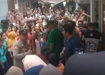 Warga berkumpul di lokasi kejadian di Padang Gelugur, Pasaman, Kamis (3/9/2026).