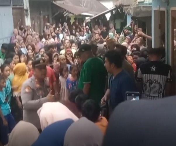 Warga berkumpul di lokasi kejadian di Padang Gelugur, Pasaman, Kamis (3/9/2026).