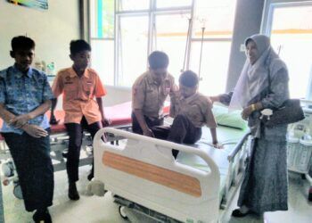 Sejumlah korban keracunan program Makan Bergizi Gratis (MBG) menjalani perawatan di rumah sakit setelah mengalami gangguan kesehatan di Kecamatan Palupuah, Kabupaten Agam.