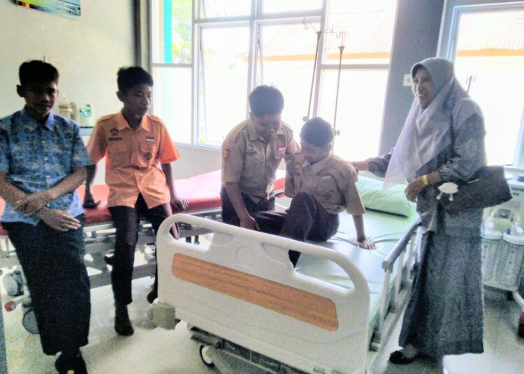 Sejumlah korban keracunan program Makan Bergizi Gratis (MBG) menjalani perawatan di rumah sakit setelah mengalami gangguan kesehatan di Kecamatan Palupuah, Kabupaten Agam.