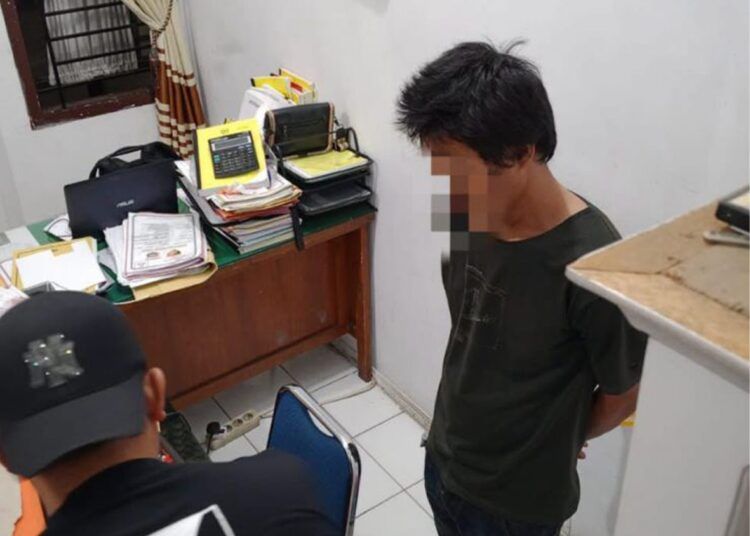 Polisi menangkap pria berinisial F (30) yang diduga mencekik siswa SD berusia 12 tahun hingga tewas di Padang Gelugur, Kabupaten Pasaman.