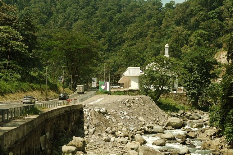 Tiga bangunan di Lembah Anai, Tanah Datar, milik PT Hidayah Syariah Hotel. Foto: Mengki Kurniawan/Sumbarkita