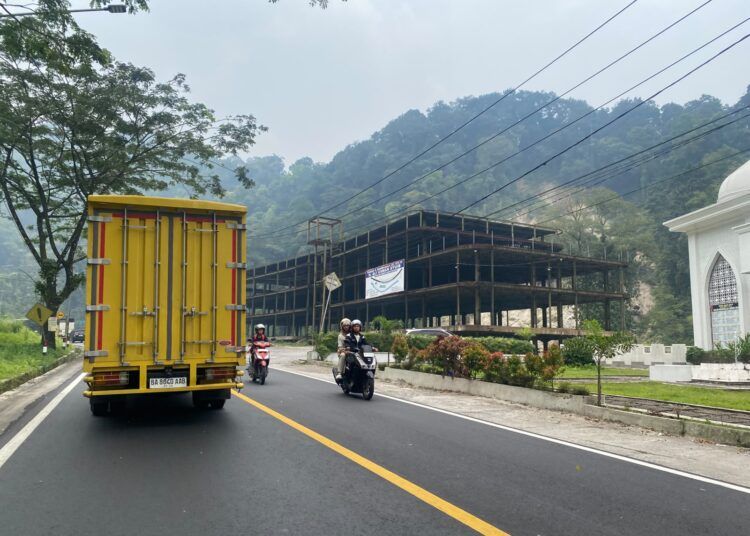 Bangunan Hotel Sari A Hidayah di kawasan Lembah Anai menjadi objek sengketa hukum antara PT Hidayah Syariah Hotel (HSH) dan Pemerintah Provinsi Sumatera Barat terkait penertiban bangunan serta status perizinan proyek. (Foto: Rifi Fariadi Ridwan)