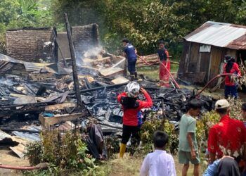 Petugas pemadam kebakaran melakukan pemadaman rumah warga yang terbakar di Jorong Labuah, Nagari Sungai Batang, Kecamatan Tanjung Raya, Kabupaten Agam, Jumat (18/9/2026).