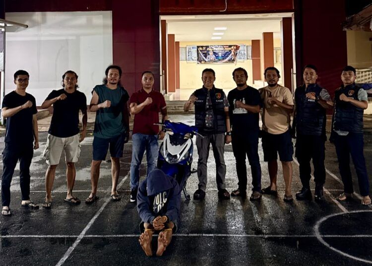 Polisi menangkap pemuda di Kota Solok yang diduga menggelapkan sepeda motor milik temannya.