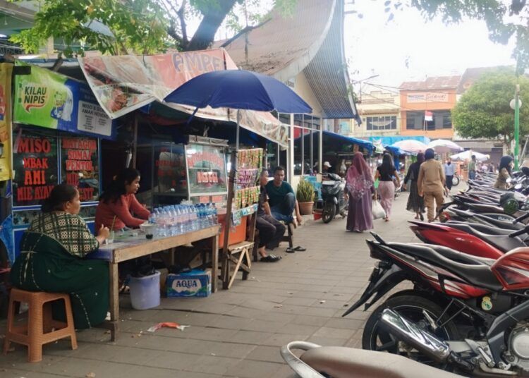 Sejumlah pedagang berjualan di depan Gedung Padang Teater di Pasar Raya Padang. Foto: Qadri/Sumbarkita