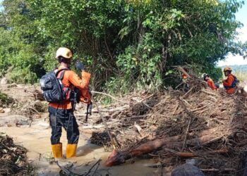 Tim SAR gabungan mencari seorang warga yang terseret arus banjir bandang di Jorong Tonang Raya, Nagari Simpang Tonang, Kecamatan Duo Koto, Pasaman, Sumatera Barat.