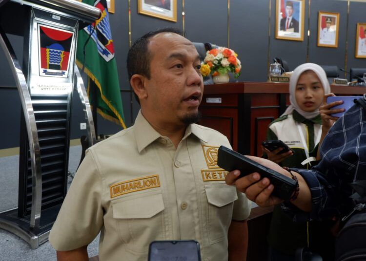 Muharlion usia rapat paripurna di Kantor DPRD Padang, pada Senin (21/9/2026).